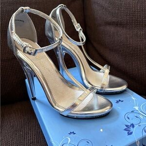New! Silver Metalic 5” Heels. Fabulicious (Poise 526)